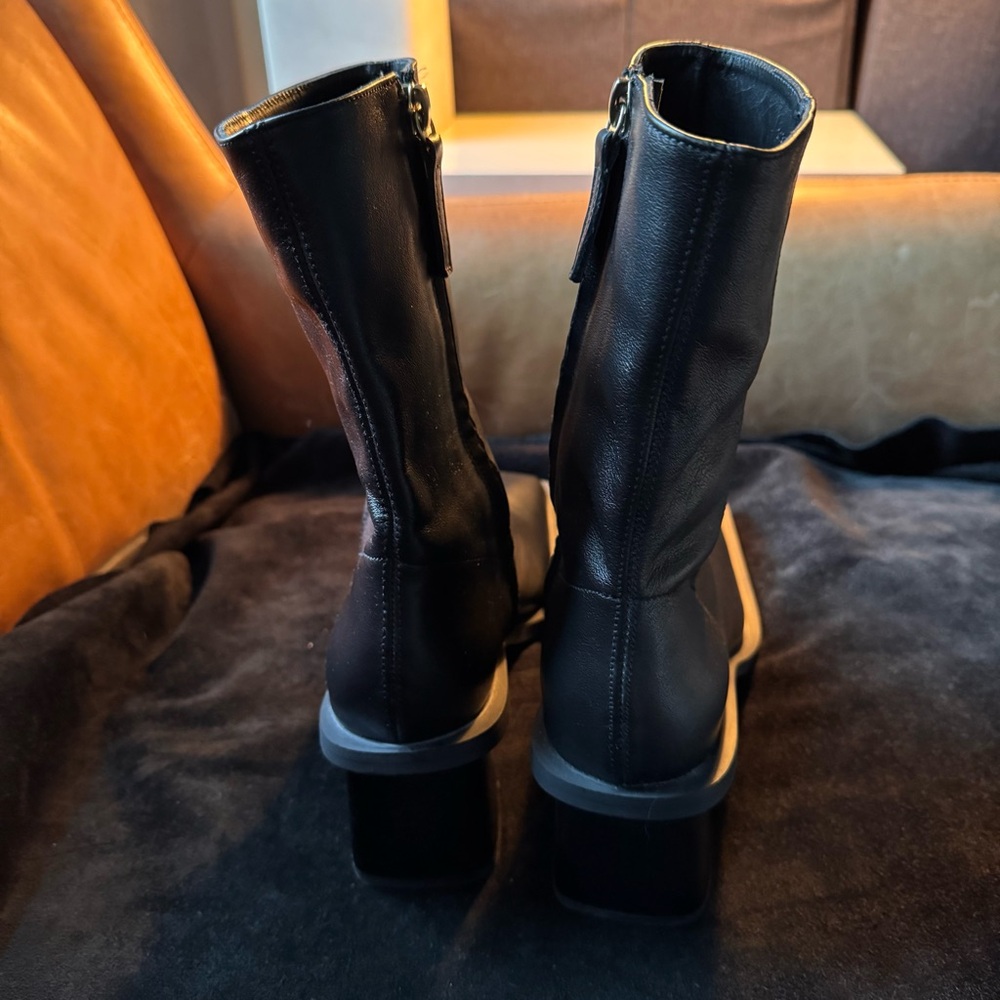 Zara black genuine leather block heel ankle boots Minimal luxe
1213101080039-1 - Picture 15 of 16